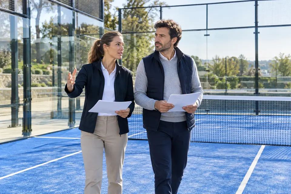 Szemléltető jelenet egy padel létesítményt vizsgáló szakemberekről